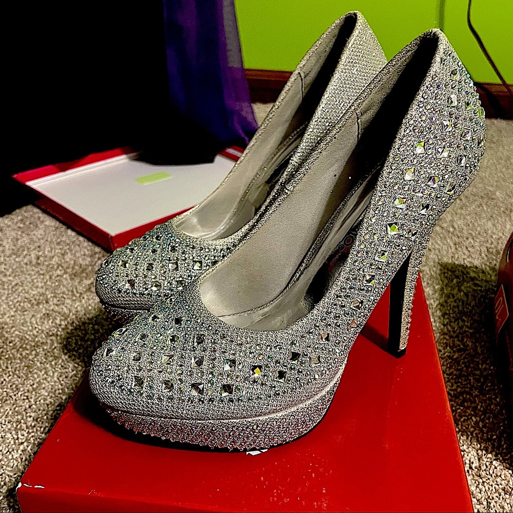 Gorgeous Silver Heels 🤍
